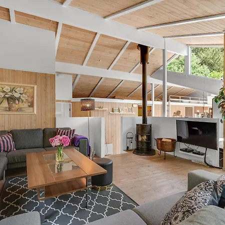 With A Pool For 8 People Near Fuglso Strand, Holiday home