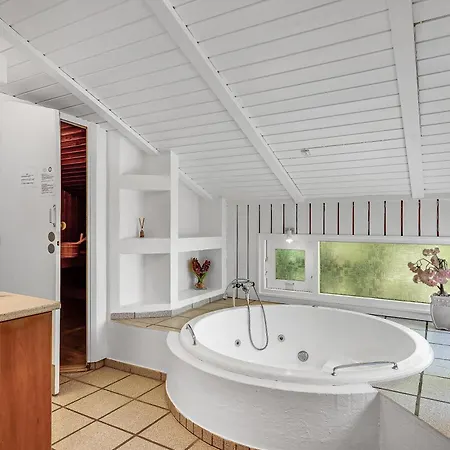 With A Pool For 8 People Near Fuglso Strand, Holiday home
